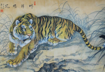 CHINE - Tenture à décor de tigre se préparant à bondir. Période République, XXe siècle.