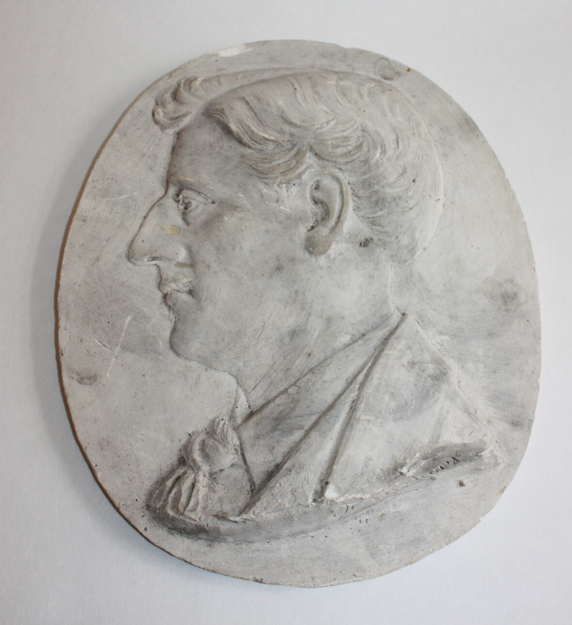 François MAHOUX (1836-1901) Profil d’homme Sculpture en bas-relief en plâtre. Signé.