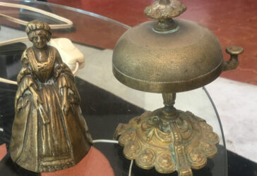 Deux sonnettes de table en bronze, l’une représentant une élégante dans le style du XVIIIe siècle, l’autre à décor de fleurettes et rinceaux. XIXe siècle.