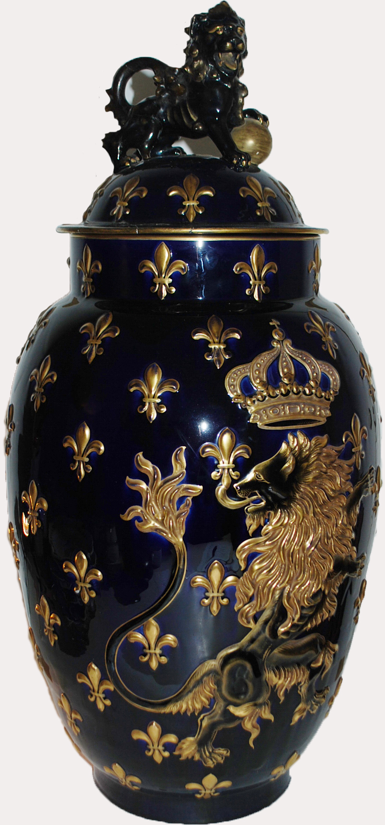 Très important vase couvert en porcelaine à fond gros bleu, le couvercle surmonté d'un chien de Fô, la panse ornée d'un lion couronné, le fond à décor de fleurs de lys. (Accidents). Fin du XIXe siècle.
