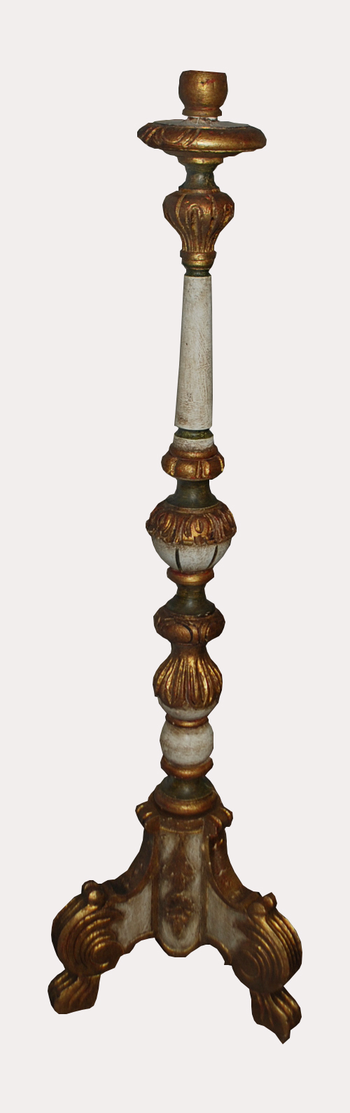 Pied de lampadaire en bois peint et doré à décor de feuillage stylisé, se terminant par trois pieds cambrés. XXe siècle.