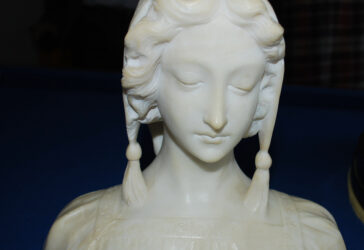 Ecole FRANCAISE du Xxe siècle Buste de femme au fichu. Sculpture en marbre.