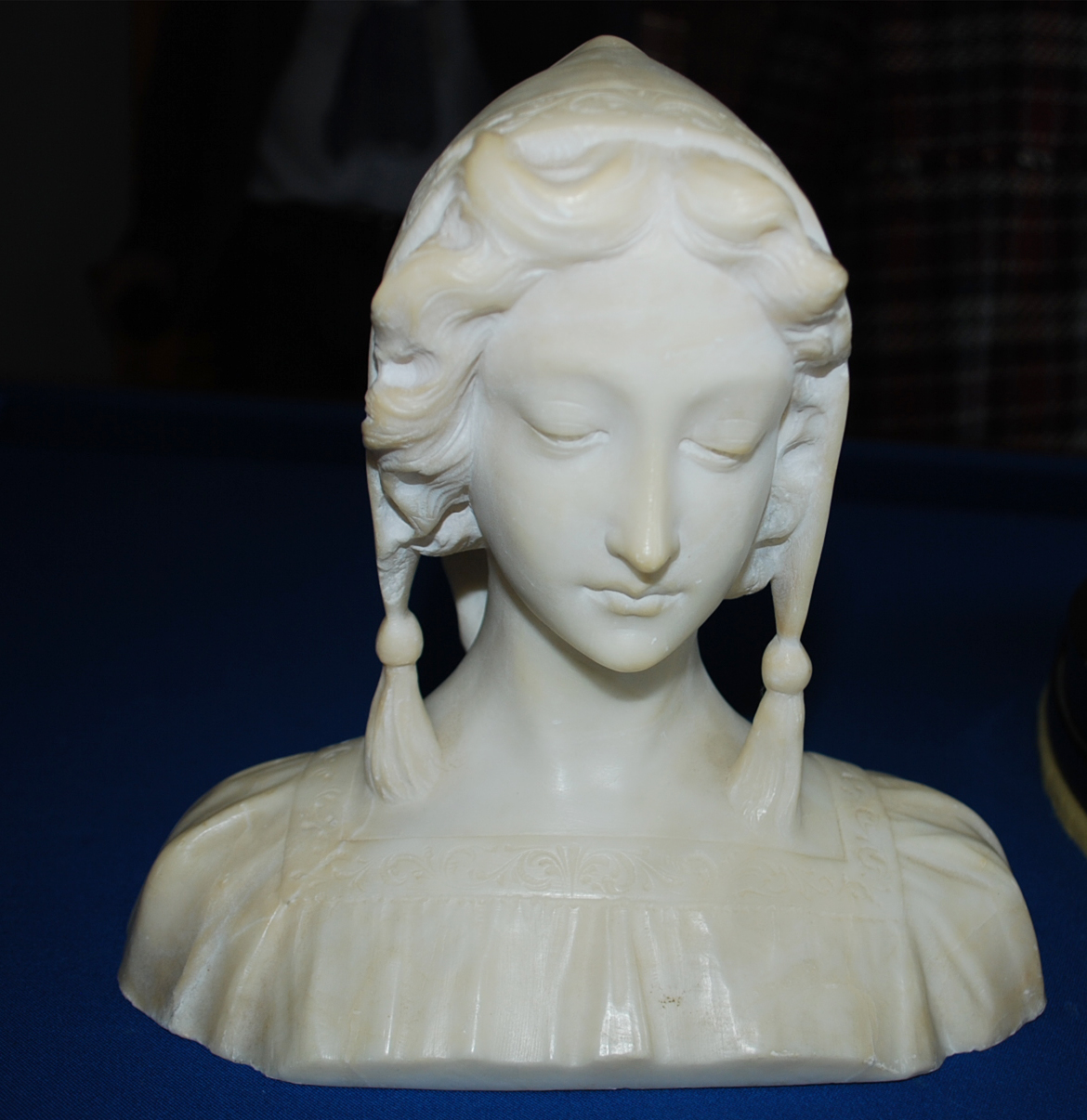 Ecole FRANCAISE du Xxe siècle Buste de femme au fichu. Sculpture en marbre.