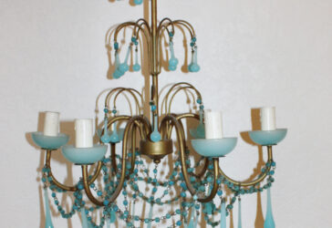 Suspension à six lumières à pendeloques d’opaline bleue, monture en bronze doré. (Manque). Début du XXe siècle.