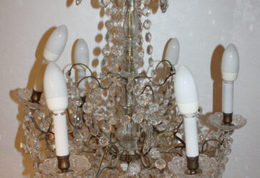 Suspension à six lumières à pendeloques en cristal taillé. Monture en bronze. XXe siècle.