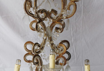 Paire d’importantes appliques en bronze doré de style Louis XV, ornementation de pampilles de verre et frises de perles. XXe siècle.