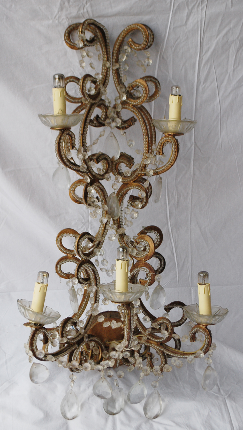 Paire d’importantes appliques en bronze doré de style Louis XV, ornementation de pampilles de verre et frises de perles. XXe siècle.