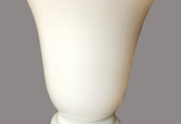 Lampe à poser en verre opalin de forme tulipe. XXe siècle.