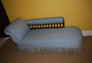 Méridienne en bois naturel. Fin du XIXe siècle. Garniture moderne de tissu bleu à motifs géométriques.