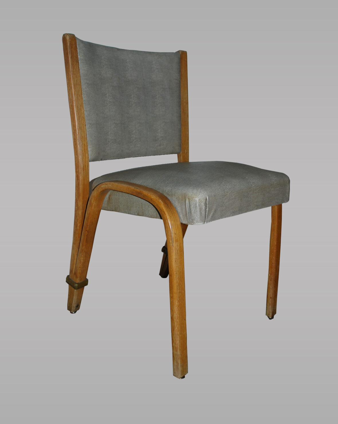 VON BODE WILHEM, pour STEINER, dessinée en 1948. Ensemble de quatre chaises en frêne massif cintré avec bague de bronze sur les pieds arrières. Assise et dossier garnis de tissu synthétique imitant le galuchat.