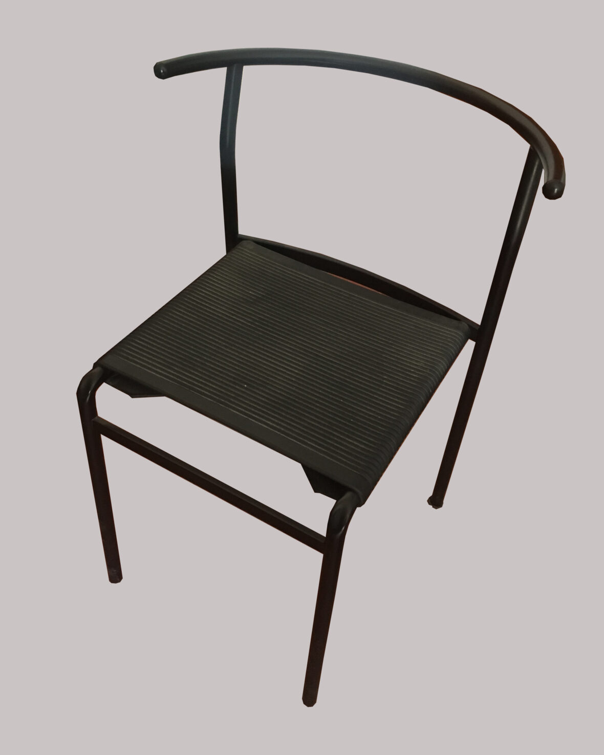 Philippe STARCK (né en 1949) Ensemble de six chaises de bar modèle «Café Costes» en métal tubulaire et assise en caoutchouc noir tendu. Edition Baleri Italia. On y joint deux chaises assorties.