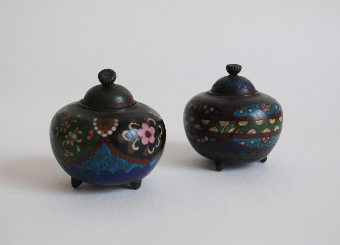 JAPON - Paire de petits pots couverts en émaux cloisonnés sur cuivre à décor polychrome de fleurs.