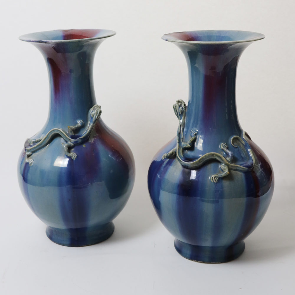 Paire de vases de forme balustre en porcelaine émaillée bleu lavande et