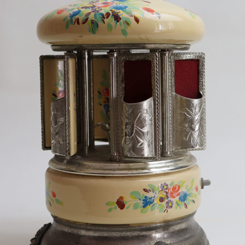 Jouet ancien Boite à musique Moulin musical tôle décor paysages et fleurs Europe