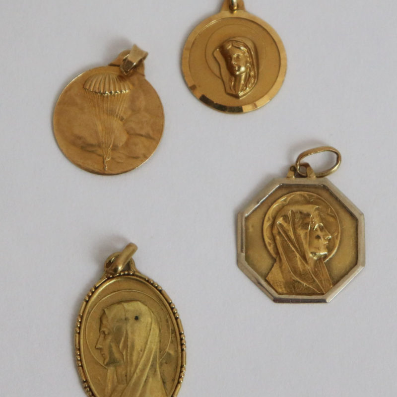 ONE LOT OF VINTAGE RELIGIOUS MEDALS ****** LOT D'ANCIENNES MÉDAILLES RELIGIEUSES