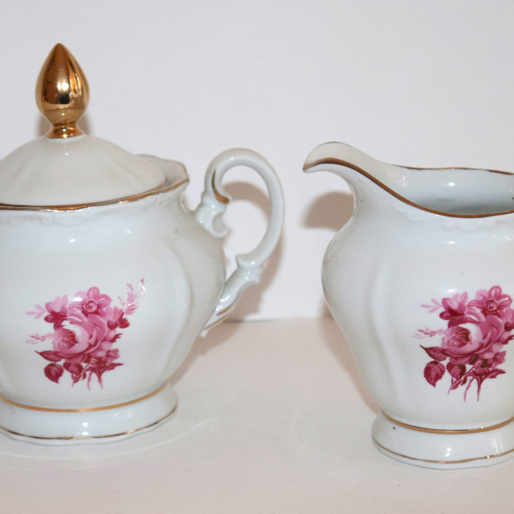 SARREGUEMINES Lot 2 tasses à décor moulé en Faïence Opaque