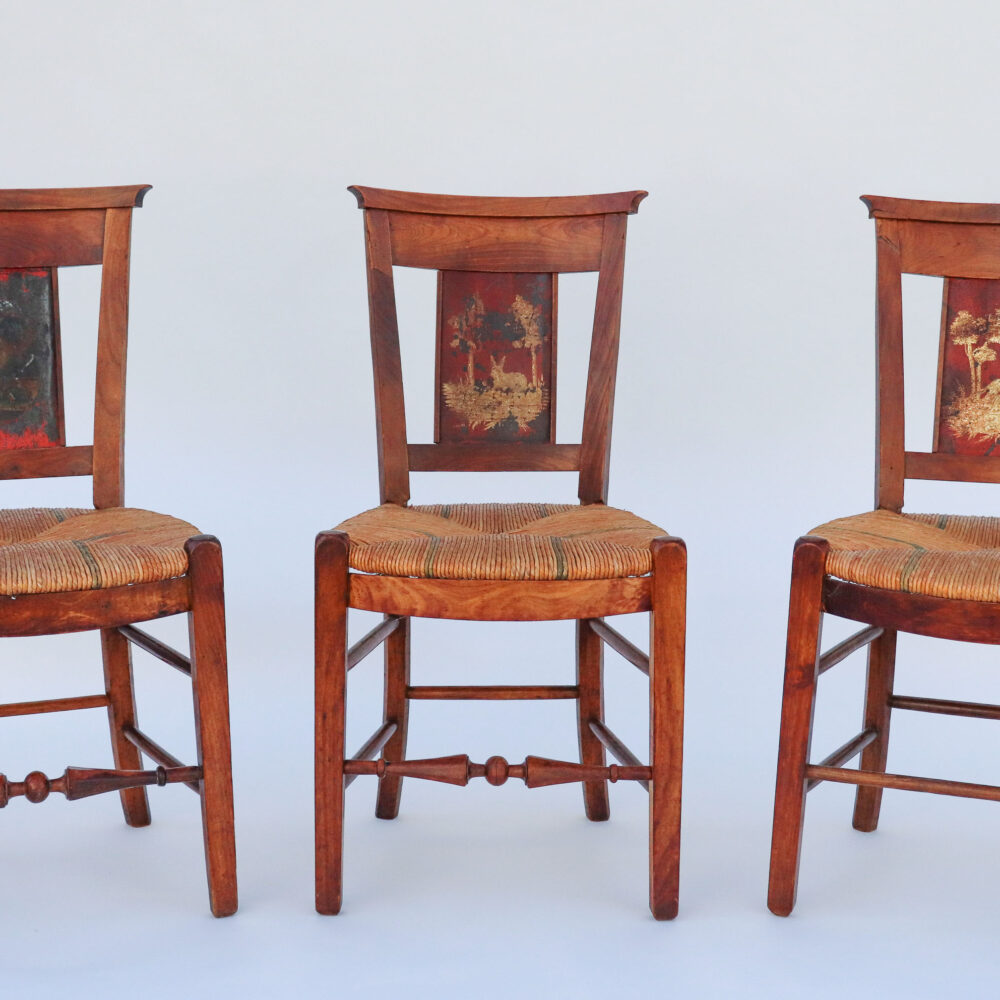 Suite de trois chaises en bois naturel, assise paillée, dossier ajouré